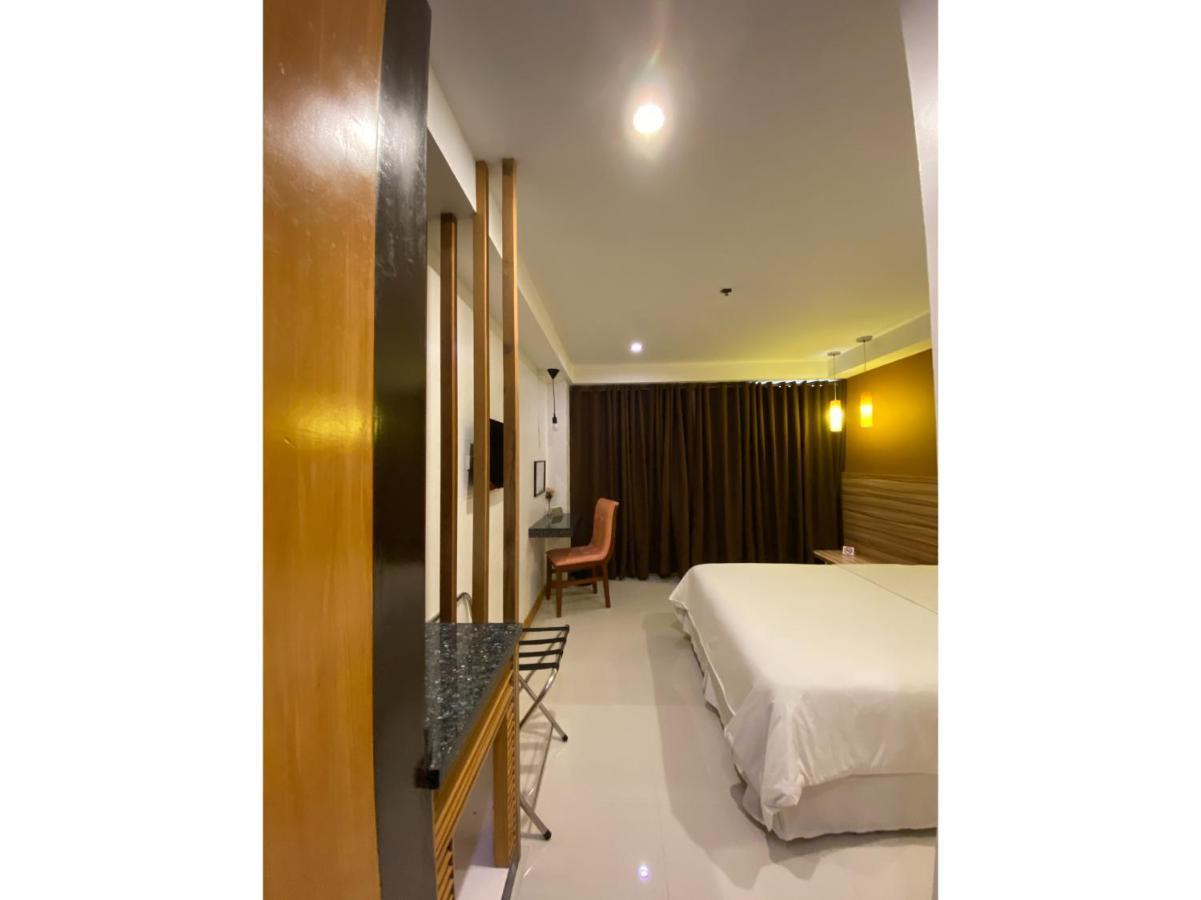 Capital O 820 Guijo Suites Makati มะนิลา ภายนอก รูปภาพ