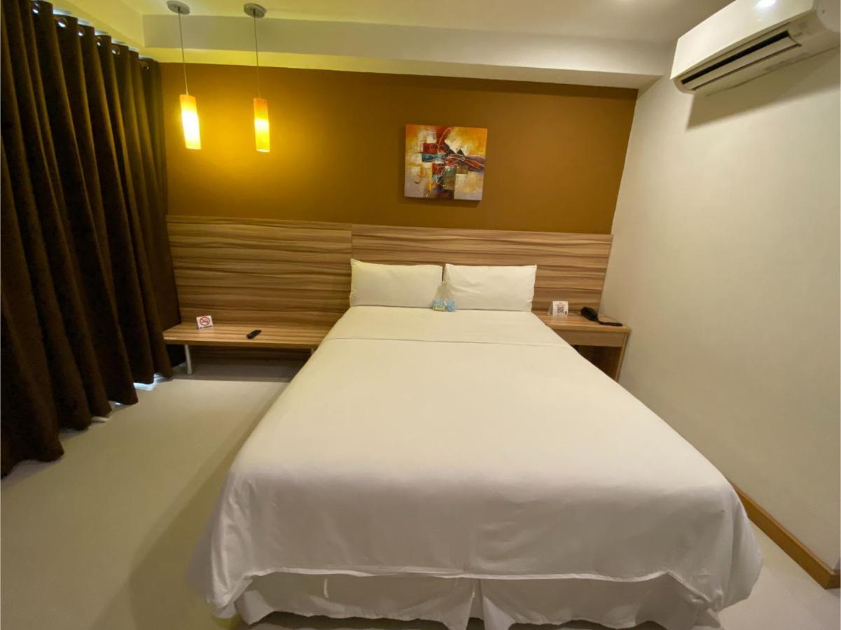 Capital O 820 Guijo Suites Makati มะนิลา ภายนอก รูปภาพ