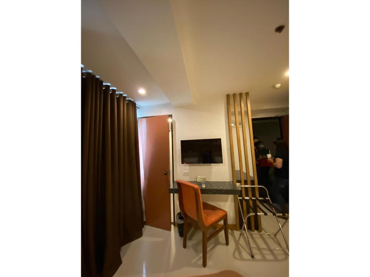 Capital O 820 Guijo Suites Makati มะนิลา ภายนอก รูปภาพ