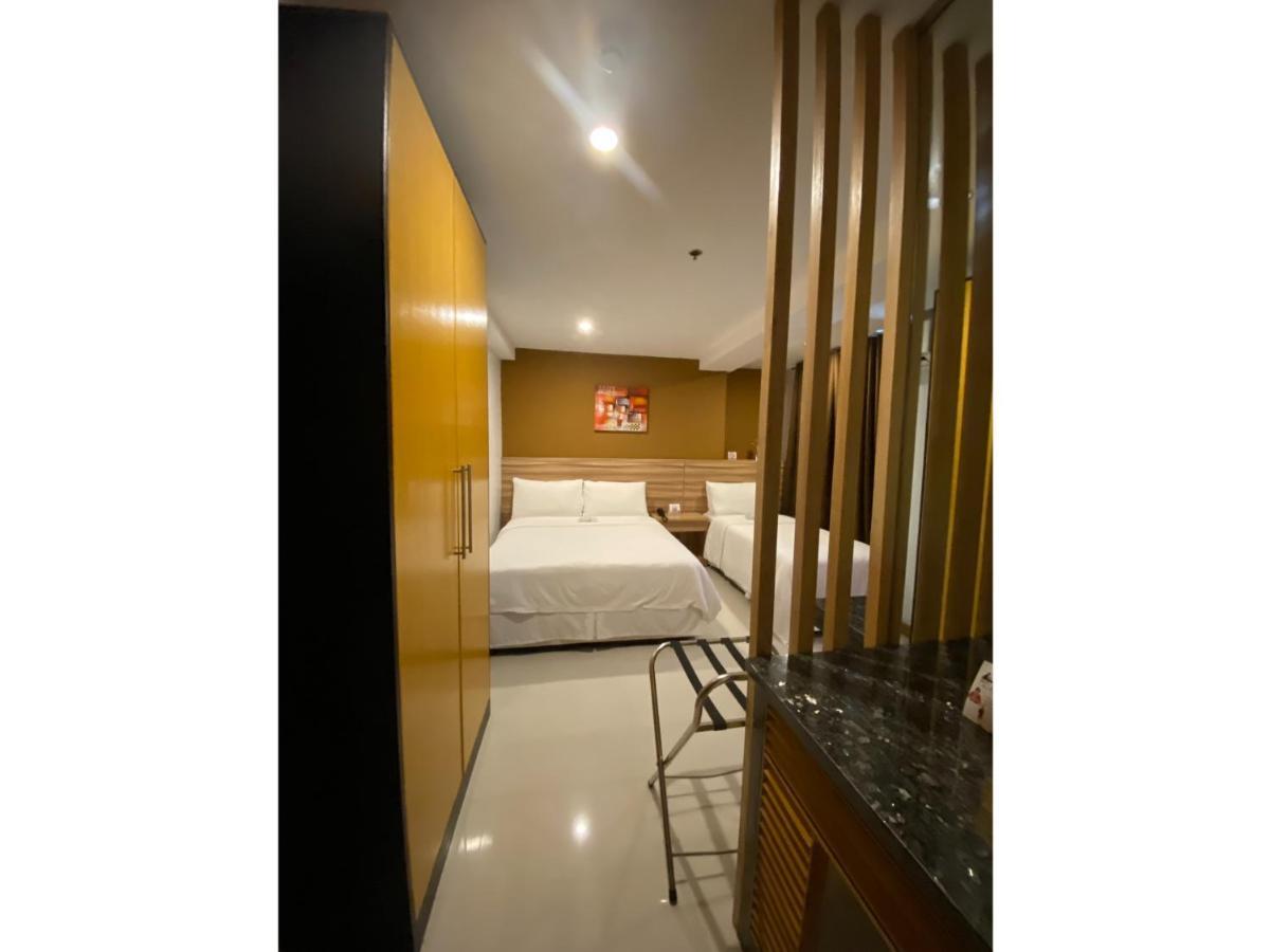 Capital O 820 Guijo Suites Makati มะนิลา ภายนอก รูปภาพ