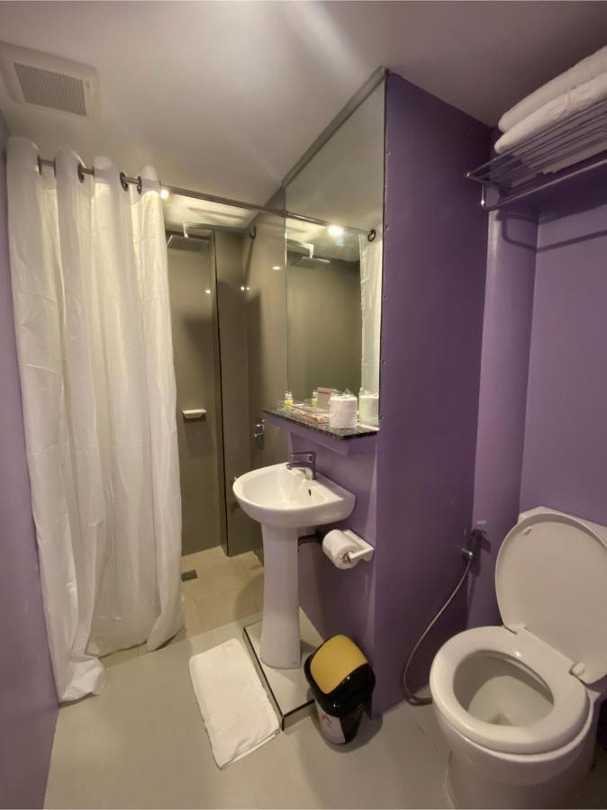 Capital O 820 Guijo Suites Makati มะนิลา ภายนอก รูปภาพ