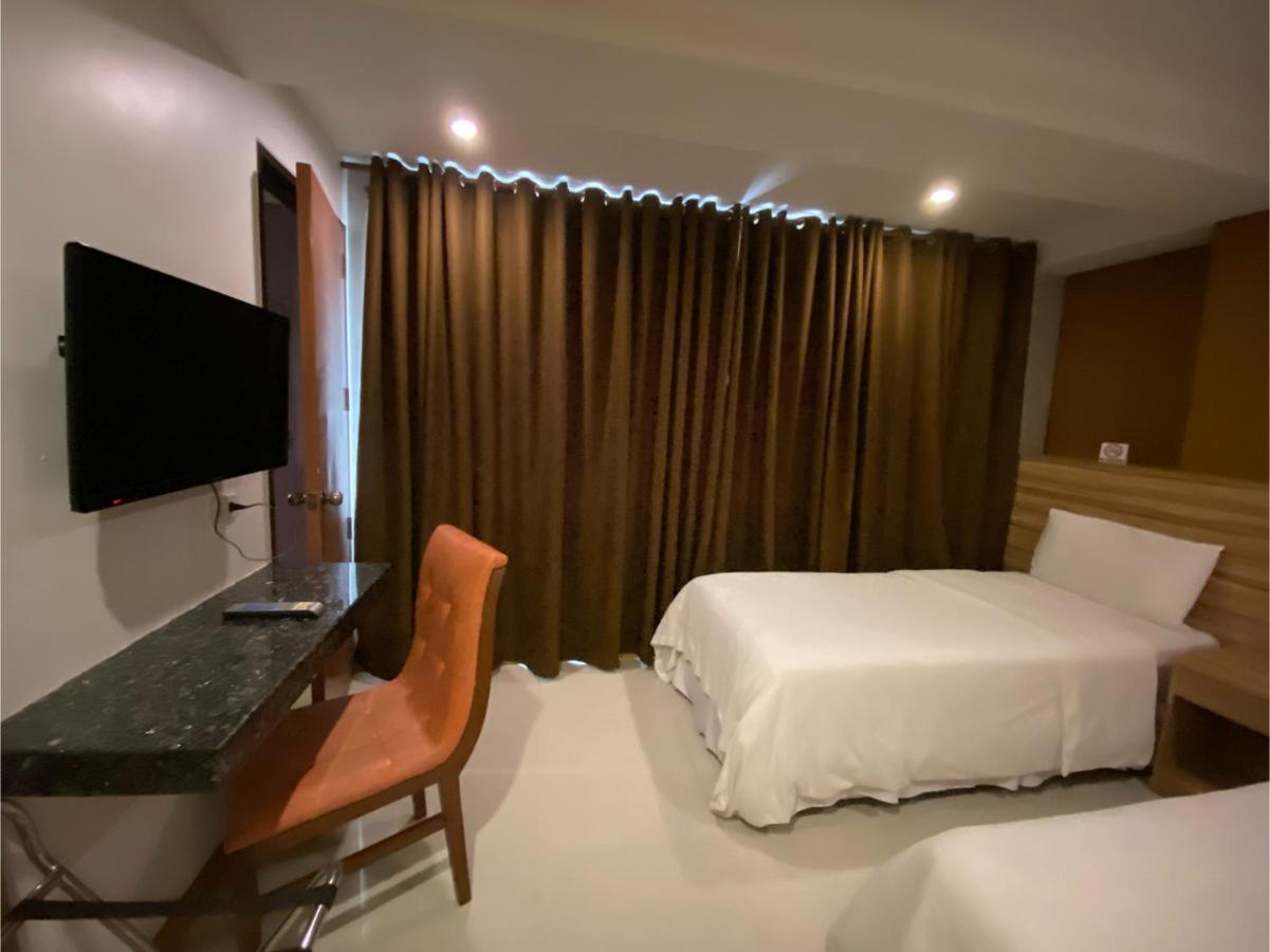 Capital O 820 Guijo Suites Makati มะนิลา ภายนอก รูปภาพ