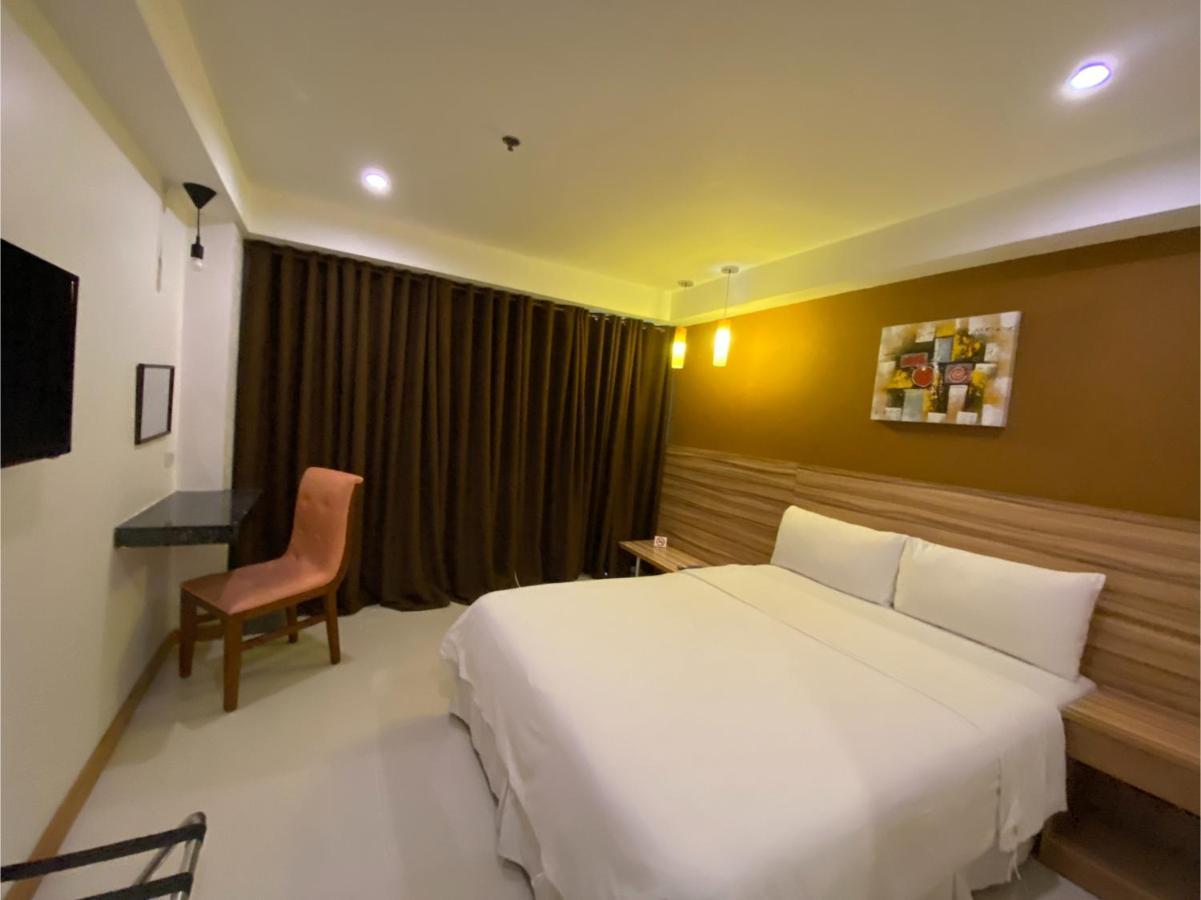 Capital O 820 Guijo Suites Makati มะนิลา ภายนอก รูปภาพ