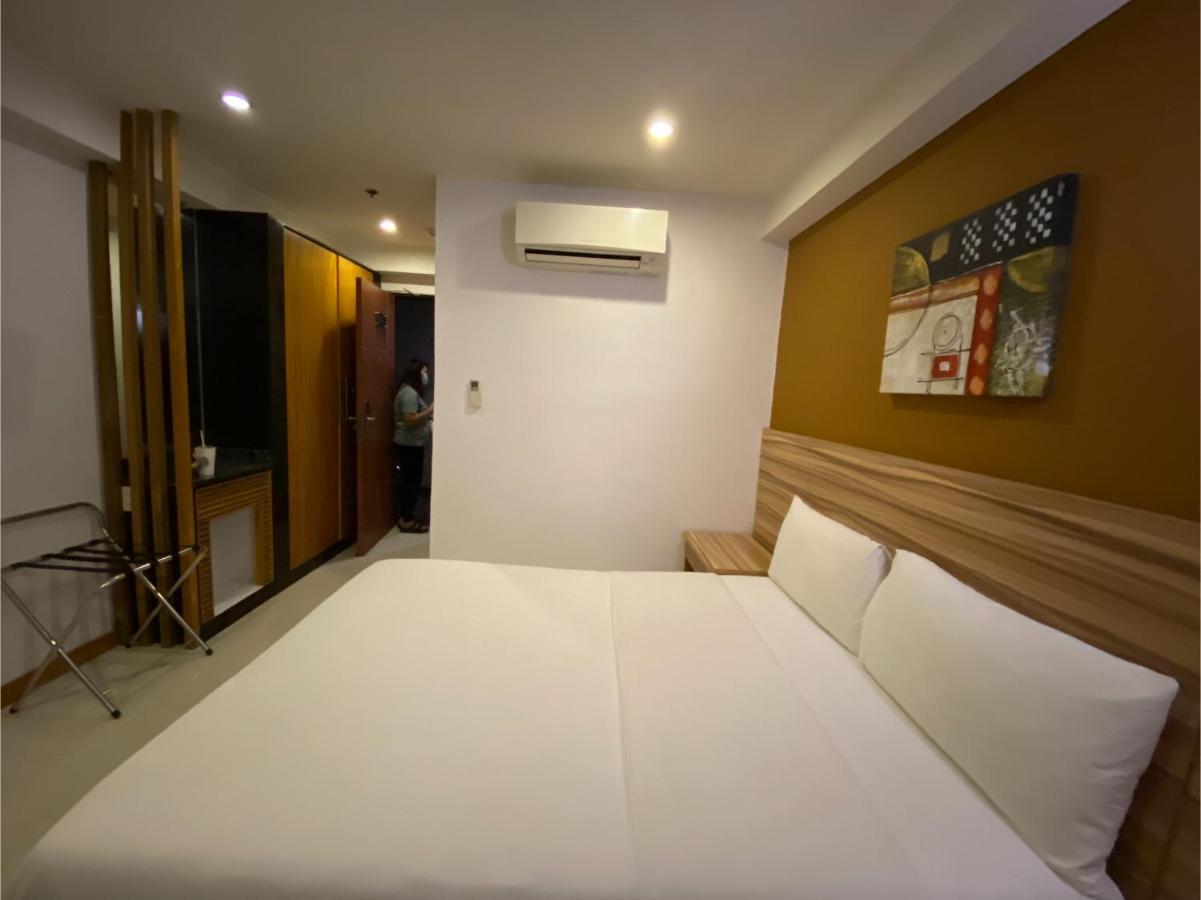 Capital O 820 Guijo Suites Makati มะนิลา ภายนอก รูปภาพ